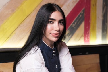 Venezuelalı etkili Surthany Hejeij namı diğer Surthycooks 18 Haziran 2024 'te Madrid, İspanya' da bir portre çekimi için poz veriyor.