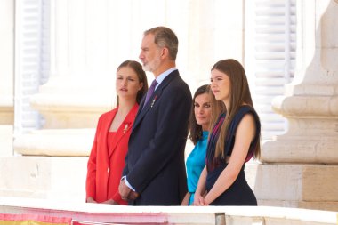 İspanya Prensleri Leonor, Kral VI. Felipe, Kraliçe Letizia ve Sofya, Kral 'ın 19 Haziran 2024 tarihinde İspanya' da İspanya Kraliyet Sarayı 'nda ilan edilmesinin 10. yıldönümü kutlamalarında
