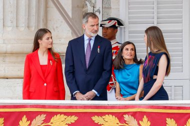 İspanya Prensleri Leonor, Kral VI. Felipe, Kraliçe Letizia ve Sofya, Kral 'ın 19 Haziran 2024 tarihinde İspanya' da İspanya Kraliyet Sarayı 'nda ilan edilmesinin 10. yıldönümü kutlamalarında
