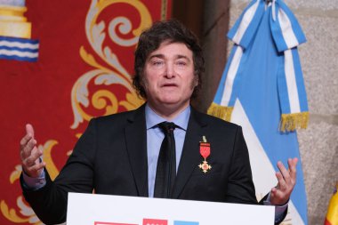 Isabel Diaz Ayuso, 21 Haziran 2024 'te İspanya' nın Casa de Correos şehrinde kendisine Uluslararası Başbakanlık Madalyası verilmesi için Arjantinli Javier Milei 'nin başkanını kabul eder.