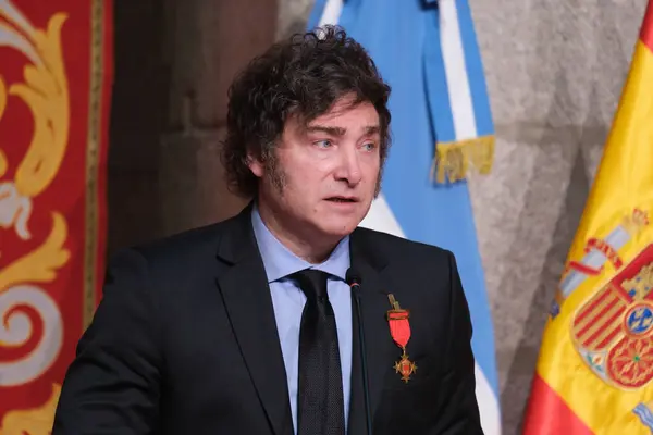 Isabel Diaz Ayuso, 21 Haziran 2024 'te İspanya' nın Casa de Correos şehrinde kendisine Uluslararası Başbakanlık Madalyası verilmesi için Arjantinli Javier Milei 'nin başkanını kabul eder.