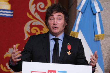 Isabel Diaz Ayuso, 21 Haziran 2024 'te İspanya' nın Casa de Correos şehrinde kendisine Uluslararası Başbakanlık Madalyası verilmesi için Arjantinli Javier Milei 'nin başkanını kabul eder.