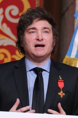 Isabel Diaz Ayuso, 21 Haziran 2024 'te İspanya' nın Casa de Correos şehrinde kendisine Uluslararası Başbakanlık Madalyası verilmesi için Arjantinli Javier Milei 'nin başkanını kabul eder.