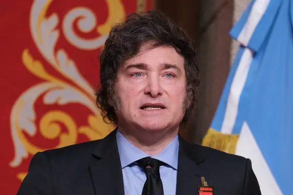 Isabel Diaz Ayuso, 21 Haziran 2024 'te İspanya' nın Casa de Correos şehrinde kendisine Uluslararası Başbakanlık Madalyası verilmesi için Arjantinli Javier Milei 'nin başkanını kabul eder.