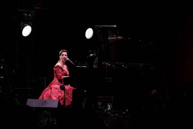 Şarkıcı Dulce Pontes, 19 Haziran 2024 tarihinde İspanya 'nın Madrid şehrinde gerçekleştirilen Universal Music Festival 2024' te sahne almaktadır..