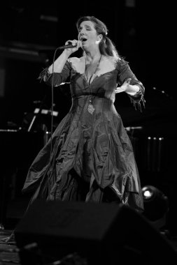 Şarkıcı Dulce Pontes, 19 Haziran 2024 tarihinde İspanya 'nın Madrid şehrinde gerçekleştirilen Universal Music Festival 2024' te sahne almaktadır..