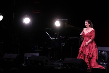 Şarkıcı Dulce Pontes, 19 Haziran 2024 tarihinde İspanya 'nın Madrid şehrinde gerçekleştirilen Universal Music Festival 2024' te sahne almaktadır..