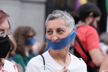 22 Haziran 2024 'te Madrid' de vatandaşların güvenliği için Gag Kanunu veya Organik Kanunu 'nu protesto eden Milletvekilleri Kongresi önünde gösteri