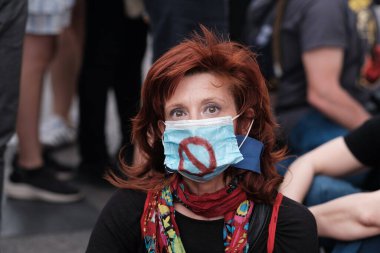 22 Haziran 2024 'te Madrid' de vatandaşların güvenliği için Gag Kanunu veya Organik Kanunu 'nu protesto eden Milletvekilleri Kongresi önünde gösteri