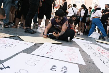 Plaza de Callao 'da Yabancılar Kanunu' nu protesto eden ve Madrid 'de sınırların kaldırılmasını talep eden gösteri, 23 Haziran 2024, İspanya