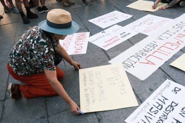 Plaza de Callao 'da Yabancılar Kanunu' nu protesto eden ve Madrid 'de sınırların kaldırılmasını talep eden gösteri, 23 Haziran 2024, İspanya