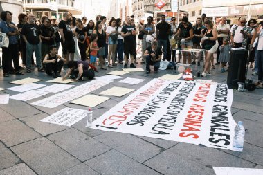 Plaza de Callao 'da Yabancılar Kanunu' nu protesto eden ve Madrid 'de sınırların kaldırılmasını talep eden gösteri, 23 Haziran 2024, İspanya