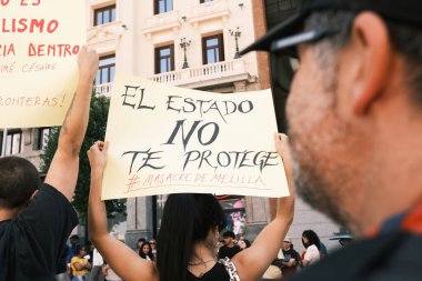 Plaza de Callao 'da Yabancılar Kanunu' nu protesto eden ve Madrid 'de sınırların kaldırılmasını talep eden gösteri, 23 Haziran 2024, İspanya