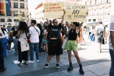 Plaza de Callao 'da Yabancılar Kanunu' nu protesto eden ve Madrid 'de sınırların kaldırılmasını talep eden gösteri, 23 Haziran 2024, İspanya