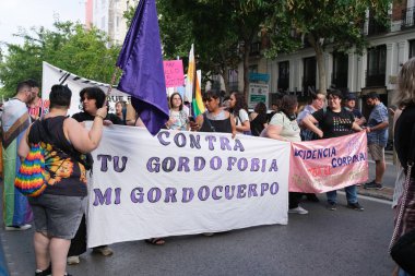 28 Haziran 2024 'te Madrid' deki LGTBIQ + kollektifinin haklarını talep etmek ve protesto etmek için Eleştirel Gurur gösterisi yayınlandı.