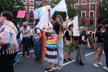 28 Haziran 2024 'te Madrid' deki LGTBIQ + kollektifinin haklarını talep etmek ve protesto etmek için Eleştirel Gurur gösterisi yayınlandı.