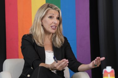 İkinci Başkan Yardımcısı Yolanda Diaz, 1 Temmuz 2024 'te Madrid, İspanya' da bulunan Circulo de Güzeller Artes 'te' LGTBIQ Çeşitliliği 'adlı ilk toplantının açılışını yaptı..