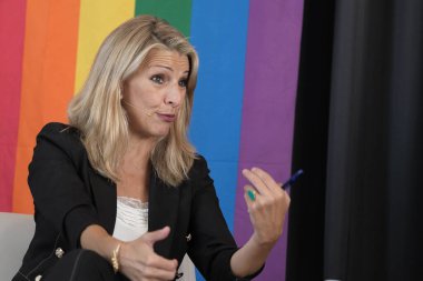 İkinci Başkan Yardımcısı Yolanda Diaz, 1 Temmuz 2024 'te Madrid, İspanya' da bulunan Circulo de Güzeller Artes 'te' LGTBIQ Çeşitliliği 'adlı ilk toplantının açılışını yaptı..