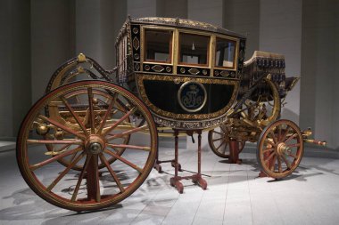 In Motion 'un sergisi. 28 Haziran 2023 tarihinde İspanya 'nın Madrid kentinde bulunan Kraliyet Koleksiyonları Müzesi' nde Ulusal Miras 'ın araçları ve arabaları