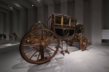In Motion 'un sergisi. 28 Haziran 2023 tarihinde İspanya 'nın Madrid kentinde bulunan Kraliyet Koleksiyonları Müzesi' nde Ulusal Miras 'ın araçları ve arabaları