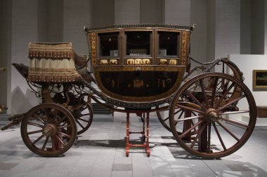 In Motion 'un sergisi. 28 Haziran 2023 tarihinde İspanya 'nın Madrid kentinde bulunan Kraliyet Koleksiyonları Müzesi' nde Ulusal Miras 'ın araçları ve arabaları