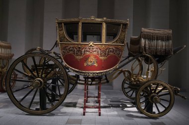 In Motion 'un sergisi. 28 Haziran 2023 tarihinde İspanya 'nın Madrid kentinde bulunan Kraliyet Koleksiyonları Müzesi' nde Ulusal Miras 'ın araçları ve arabaları