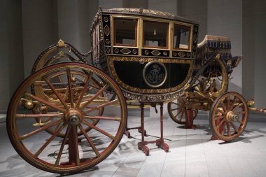 In Motion 'un sergisi. 28 Haziran 2023 tarihinde İspanya 'nın Madrid kentinde bulunan Kraliyet Koleksiyonları Müzesi' nde Ulusal Miras 'ın araçları ve arabaları