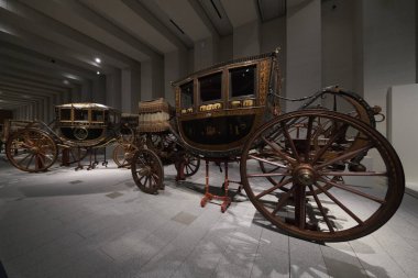 In Motion 'un sergisi. 28 Haziran 2023 tarihinde İspanya 'nın Madrid kentinde bulunan Kraliyet Koleksiyonları Müzesi' nde Ulusal Miras 'ın araçları ve arabaları