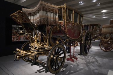 In Motion 'un sergisi. 28 Haziran 2023 tarihinde İspanya 'nın Madrid kentinde bulunan Kraliyet Koleksiyonları Müzesi' nde Ulusal Miras 'ın araçları ve arabaları