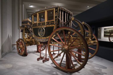 In Motion 'un sergisi. 28 Haziran 2023 tarihinde İspanya 'nın Madrid kentinde bulunan Kraliyet Koleksiyonları Müzesi' nde Ulusal Miras 'ın araçları ve arabaları