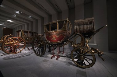 In Motion 'un sergisi. 28 Haziran 2023 tarihinde İspanya 'nın Madrid kentinde bulunan Kraliyet Koleksiyonları Müzesi' nde Ulusal Miras 'ın araçları ve arabaları