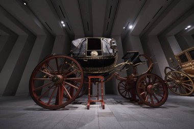 In Motion 'un sergisi. 28 Haziran 2023 tarihinde İspanya 'nın Madrid kentinde bulunan Kraliyet Koleksiyonları Müzesi' nde Ulusal Miras 'ın araçları ve arabaları