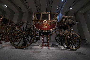 In Motion 'un sergisi. 28 Haziran 2023 tarihinde İspanya 'nın Madrid kentinde bulunan Kraliyet Koleksiyonları Müzesi' nde Ulusal Miras 'ın araçları ve arabaları