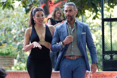 Eva Longoria ve Pepe Bastn, İspanya 'nın Madrid şehrinde 3 Temmuz 2024 tarihinde İtalyan Büyükelçiliği' nde düzenlenen ELLE Gurme Ödüllerine katıldılar.