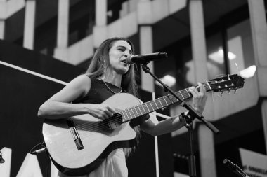 La Mare Madrid 'in Madrid şehrindeki Plaza de las Reinas festivalinde 4 Temmuz 2024' te sahne almaktadır.