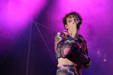 Nemo Mettler, 7 Temmuz 2024 'te İspanya' nın Madrid Plaza de Espaa kentinde düzenlenen Mado Pride festivali sırasında sahne almaktadır.