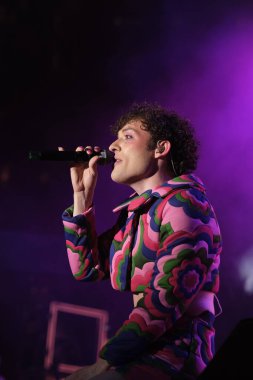 Nemo Mettler, 7 Temmuz 2024 'te İspanya' nın Madrid Plaza de Espaa kentinde düzenlenen Mado Pride festivali sırasında sahne almaktadır.