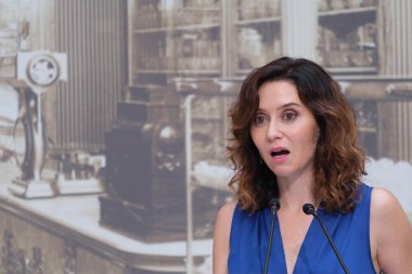 Madrid Topluluğu Başkanı Isabel Diaz Ayuso, 8 Temmuz 2024 'te Madrid' deki postanenin 100. yıldönümü münasebetiyle