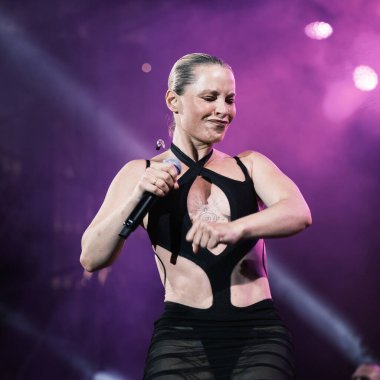 Soraya Arnelas, 7 Temmuz 2024 'te İspanya' nın Madrid Plaza de Espaa şehrinde düzenlenen Mado Pride festivalinde sahne almaktadır.