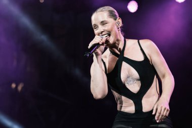 Soraya Arnelas, 7 Temmuz 2024 'te İspanya' nın Madrid Plaza de Espaa şehrinde düzenlenen Mado Pride festivalinde sahne almaktadır.