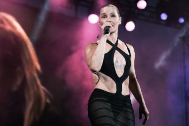 Soraya Arnelas, 7 Temmuz 2024 'te İspanya' nın Madrid Plaza de Espaa şehrinde düzenlenen Mado Pride festivalinde sahne almaktadır.