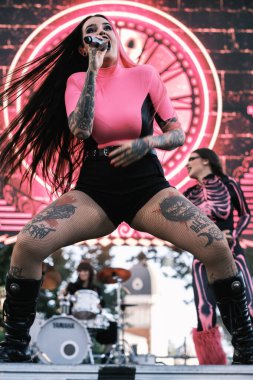 Megara grubundan Kenzy Loevett, 7 Temmuz 2024 'te İspanya' nın Madrid Plaza de Espaa kentinde düzenlenen Mado Pride festivalinde performans sergiliyor.