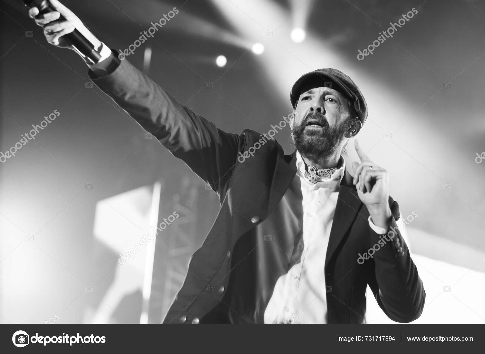 Zanger Juan Luis Guerra Tijdens Zijn Optreden Het Wizink Center