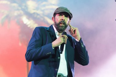 Şarkıcı Juan Luis Guerra, Wizink Center 'daki performansı sırasında, 9 Temmuz 2024' te, Madrid, İspanya. 