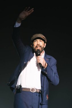 Şarkıcı Juan Luis Guerra, Wizink Center 'daki performansı sırasında, 9 Temmuz 2024' te, Madrid, İspanya. 