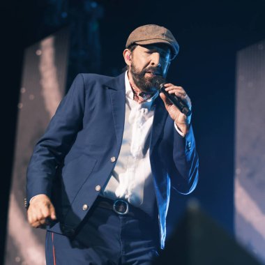 Şarkıcı Juan Luis Guerra, Wizink Center 'daki performansı sırasında, 9 Temmuz 2024' te, Madrid, İspanya. 