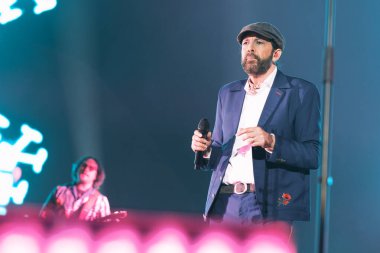 Şarkıcı Juan Luis Guerra, Wizink Center 'daki performansı sırasında, 9 Temmuz 2024' te, Madrid, İspanya. 