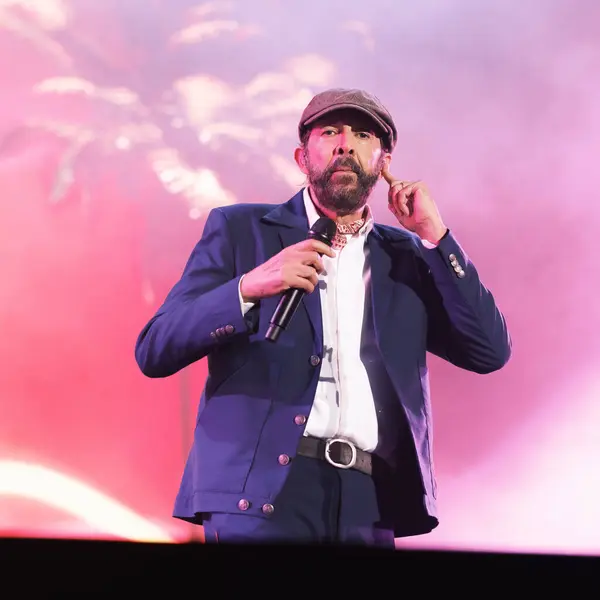 Şarkıcı Juan Luis Guerra, Wizink Center 'daki performansı sırasında, 9 Temmuz 2024' te, Madrid, İspanya. 