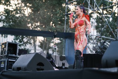  Megara grubundan Sofa Coll, 7 Temmuz 2024 'te İspanya' nın Madrid Plaza de Espaa kentinde düzenlenen Mado Pride festivalinin konserinde sahne almaktadır.