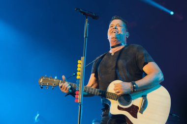 Şarkıcı Carlos Vives 10 Temmuz 2024 'te İspanya' nın Madrid şehrinde verdiği konserde